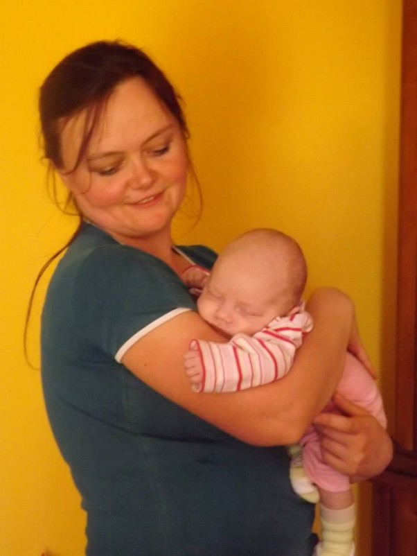 Zdjęcie zgłoszone na konkurs eBobas.pl Śpiąca Aleksandra w ramionach mamy.Mój mały wcześniak z 33 tygodnia...