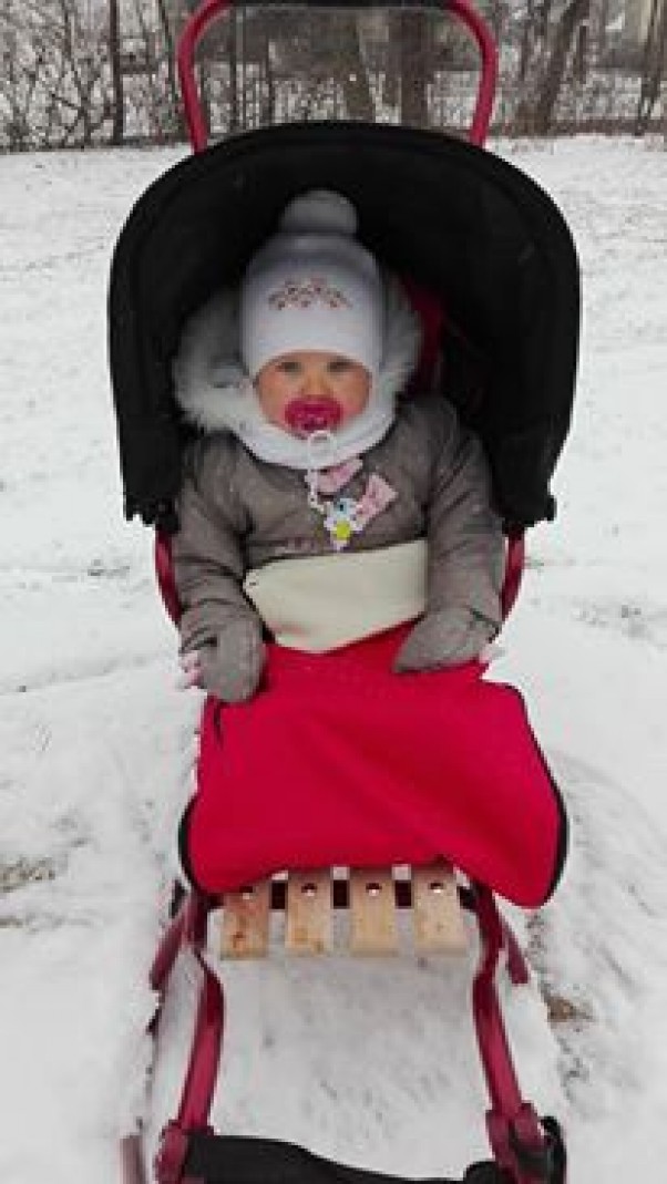 Zdjęcie zgłoszone na konkurs eBobas.pl Lenka cieszy się ;&#41; uwielbia sanki i snieg ;&#41;