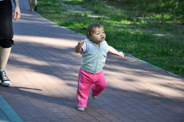 JA BIEGNĘ!!! Alicja na swoich pierwszych wakacjach. Niedawno zaczęła chodzić i właśnie...nauczyła się biegać :D