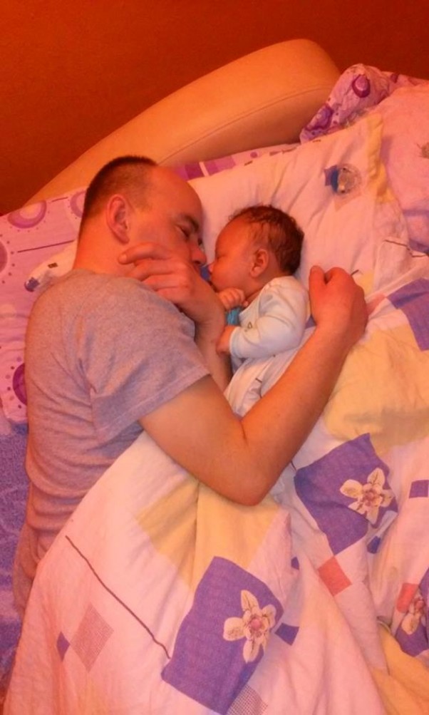 Zdjęcie zgłoszone na konkurs eBobas.pl u rodziców w łóżeczku wygodniej i można się przytulać 