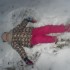 Lenka robi aniołka na śniegu