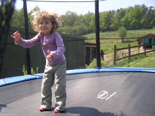 skoki Emilka uczy sie skakać na trampolinie.
