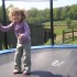 Emilka uczy sie skakać na trampolinie.
