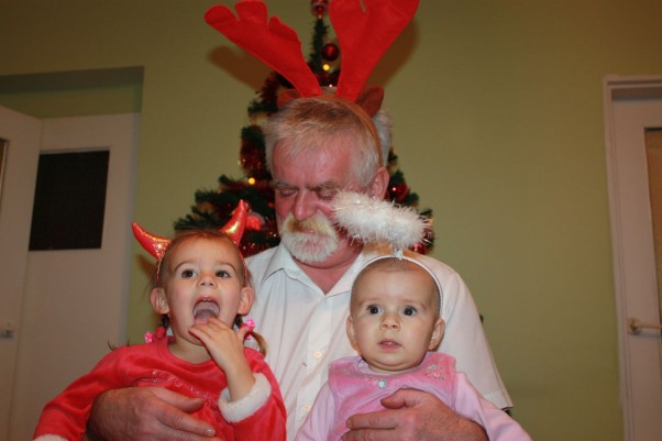 Dziadek Łoś super Ktoś !! Zdjęcie zrobione w Wigilię 2009. Dziadek Włodek &#45; Łoś i dwie wnuczki Diabełek &#45; Lilka i aniołek  &#45; Alicja, na co dzień wszyscy to aniołki !!