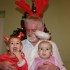Zdjęcie zrobione w Wigilię 2009. Dziadek Włodek &#45; Łoś i dwie wnuczki Diabełek &#45; Lilka i aniołek  &#45; Alicja, na co dzień wszyscy to aniołki !!
