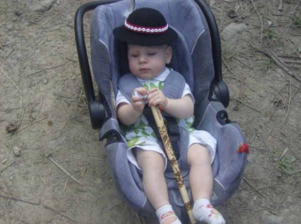 HPIM2105.jpg Jestem sobie mały Kubuś na wakacjach w Zakopanym:&#41; mam kapelusz i cipaszkę ale mama zapomniała o bucikach:&#41;