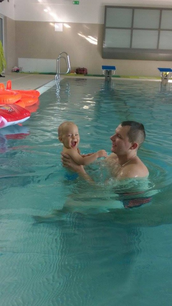Zdjęcie zgłoszone na konkurs eBobas.pl &quot;Gdy mi strasznie w domu nudzi się, tatuś z chęcią na basen zabiera mnie i uczy pływać.&quot;