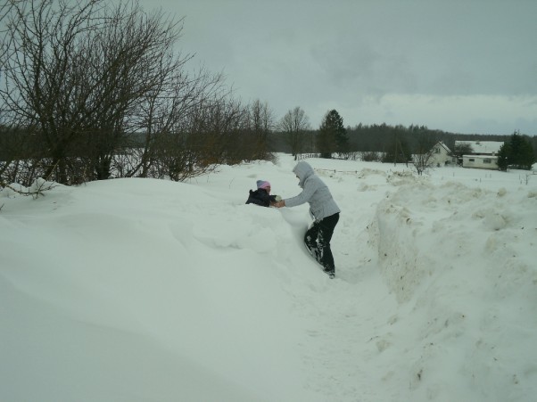 Zdjęcie zgłoszone na konkurs eBobas.pl Śniegu nigdy dosyć.\nW którą zaspę tu wpierw skoczyć? :&#45;&#41; 