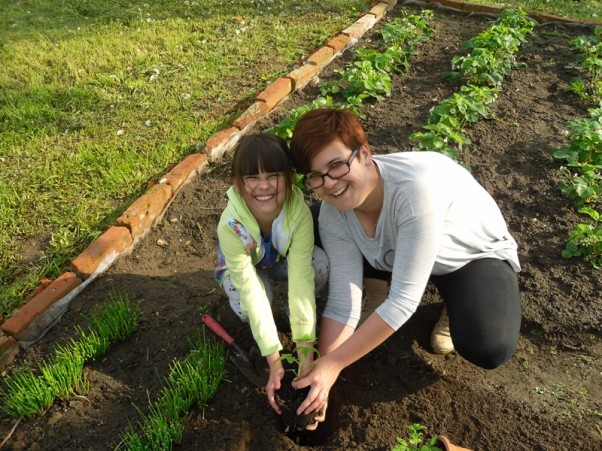 Zdjęcie zgłoszone na konkurs eBobas.pl Oliwia i ja pasję do ogrodów dzielimy\nSporo czasu wśród zieleni spędzamy\nW trakcie pracy zawsze dobrze się bawimy\nPrzyjemne z pożytecznym skutecznie łączymy.