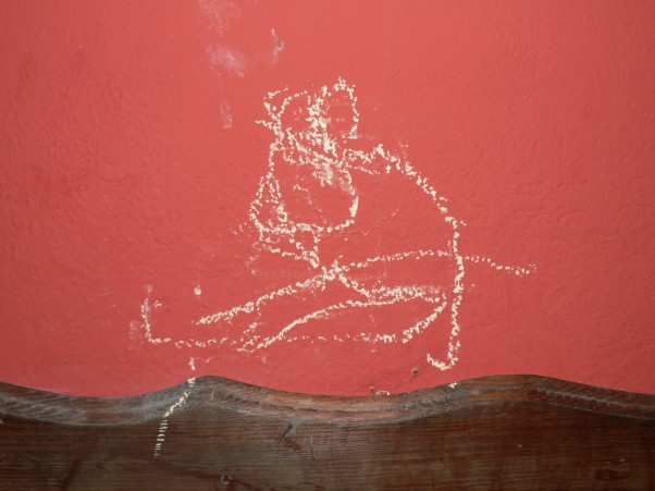 piesek Oto piesek namalowany kredą na ścianie przez 2&#45;letnią Emilkę.