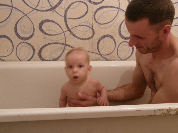 Pierwsza kąpiel z tatą Tatuś wziął mnie do wspólnej kąpieli i próbuje uczyć pływać :&#41;