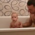 Tatuś wziął mnie do wspólnej kąpieli i próbuje uczyć pływać :&#41;