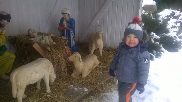 zimowa wizyta Szymonek lubi zimowe spacerki. Tutaj odwiedza zlobek z jezusem