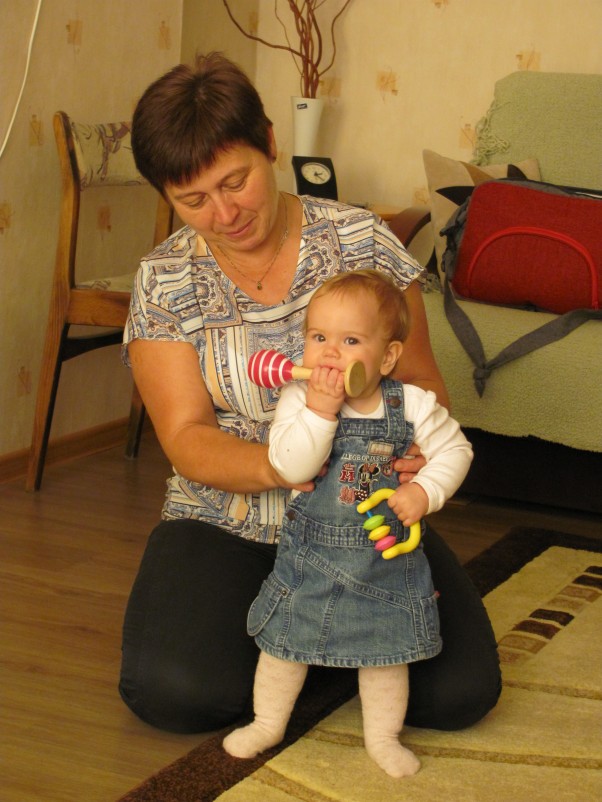 Zdjęcie zgłoszone na konkurs eBobas.pl Babcia Basia bardzo troszczy się o małą Agatkę