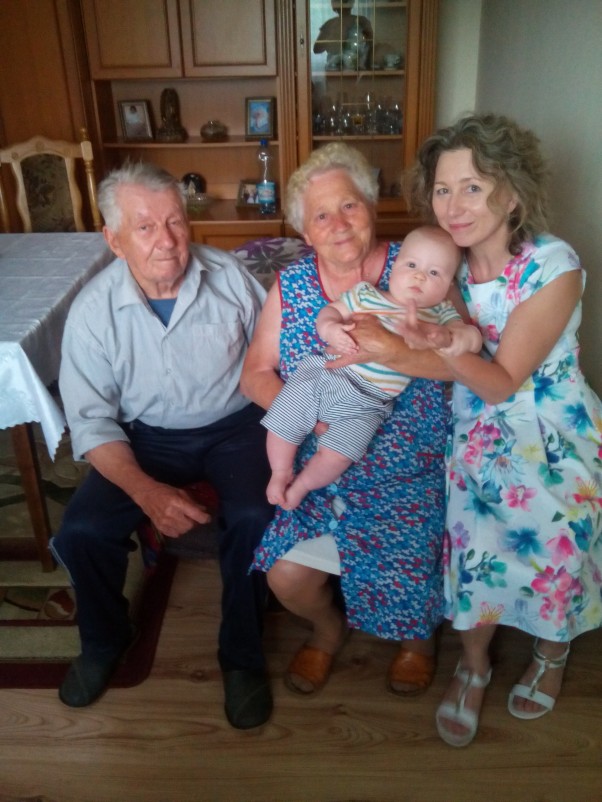 Zdjęcie zgłoszone na konkurs eBobas.pl Zdjęcie z babcią, prababcią i pradziadkiem :&#41; Całe pokolenie, a w tle w szybie nawet mama się odbija :D
