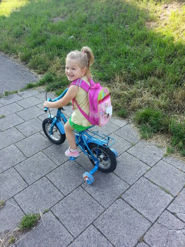 Zdjęcie zgłoszone na konkurs eBobas.pl Do przedszkola  jadę rowerkiem i pełnym skarbów na plecach kuferkiem....Czas wakacji minął 