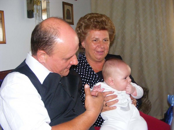 Zdjęcie zgłoszone na konkurs eBobas.pl Piotrus z dziadkami podczas chrzcin :&#41;