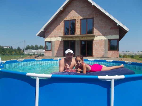 Zdjęcie zgłoszone na konkurs eBobas.pl Uff jak gorąco..... Nie ma ja to basenik i kąpiel w upalne dni...