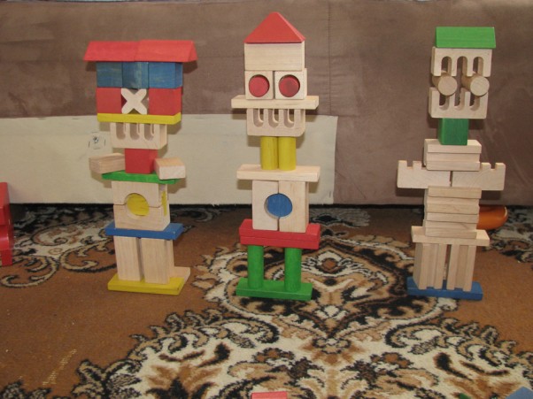 drewniane roboty Niby&#45;roboty wykonane z kocków przez synka Antosia