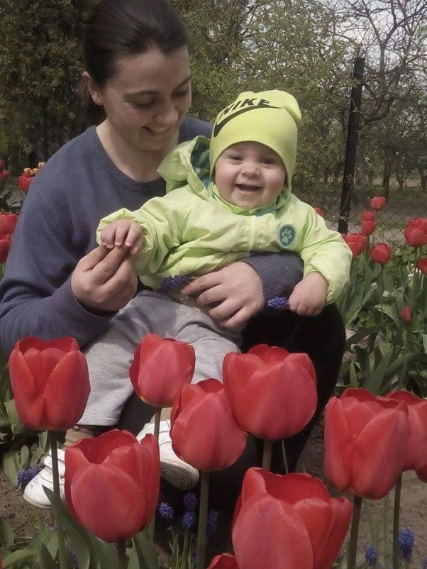 Radość Dominiczka ! Niepozorny radość Dominika &#45; kwiaty i fruwające wśród kwiatów motyle. Ilekroć wszedłby do ogródka mamy..jego uśmiech jest przeogromny. Niewinne, wspaniałe dziecięce szczęście... Z ogromną przyjemnością zamieniłabym się na tą radość choć na chwilkę !!