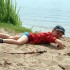 Staś &#45; mój wnuczek pływa brzuchem po piasku. Zbyt zimno na kąpiel.