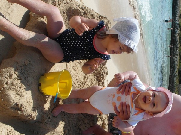 Radość na piasku Dzieci czerpią największą radość z dwóch rzeczy: z wody i z piasku. Dlatego największe szczęście leży na plaży, a dzieci uwielbiają się w nim bawić, a gdy dzieci jest dwoje to i radość podwójna.