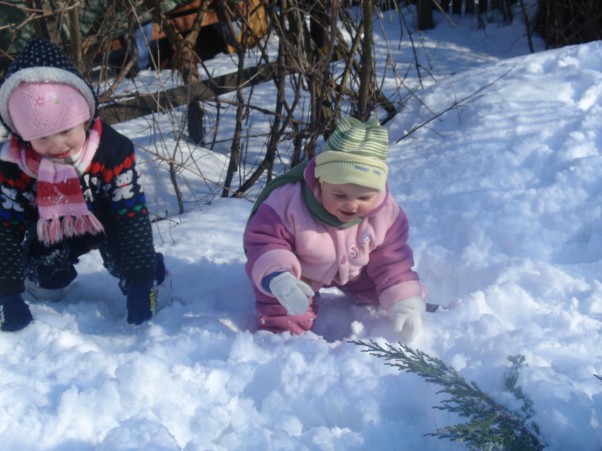 KOCHAMY ŚNIEG chodż jestem malutka to na siostrę zawsze można liczyć mój pierwszy śnieg sprawił mi wiele radości