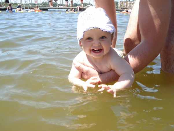 Zdjęcie zgłoszone na konkurs eBobas.pl pierwsza kąpiel Nadii w jeziorku :&#41;
