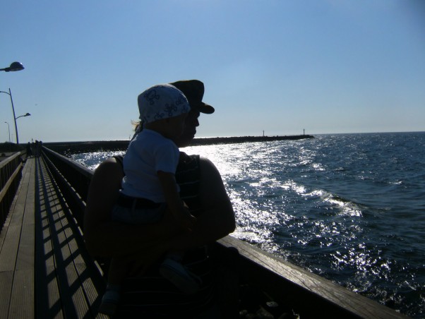 wieczorne spacery nad morzem Na zdjęciu mąż z naszym ukochanym synkiem Filipkiem &#45; nasze ulubione zdjęcie, przywołuje najpiękniejsze wspomnienia tegorocznych pierwszych wakacji Filipka nad naszym polskim morzem.