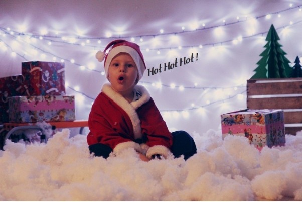 Ho ho ho! Święty Mikołaj przyleciał z daleka\njuz na dachu z prezentami czeka!\nGdy tylko choinkę pięknie ubierzecie\nPrezenty pod nią piękne znajdziecie!\nKażdy w ten dzień dzieckiem się poczuje !\nJa wam to obiecuje!\nNiech uśmiech nie znika z Twojej twarzy !\nNiech spełni się to o czym każdy marzy !