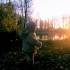 Moja córeczka Marysia harcuje w lesie i biegnie w stronę słońca.