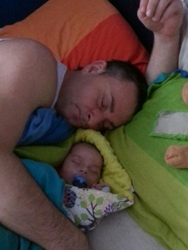 Zdjęcie zgłoszone na konkurs eBobas.pl I z tatusiem tez się dobrze śpi. Cieplutko jest 