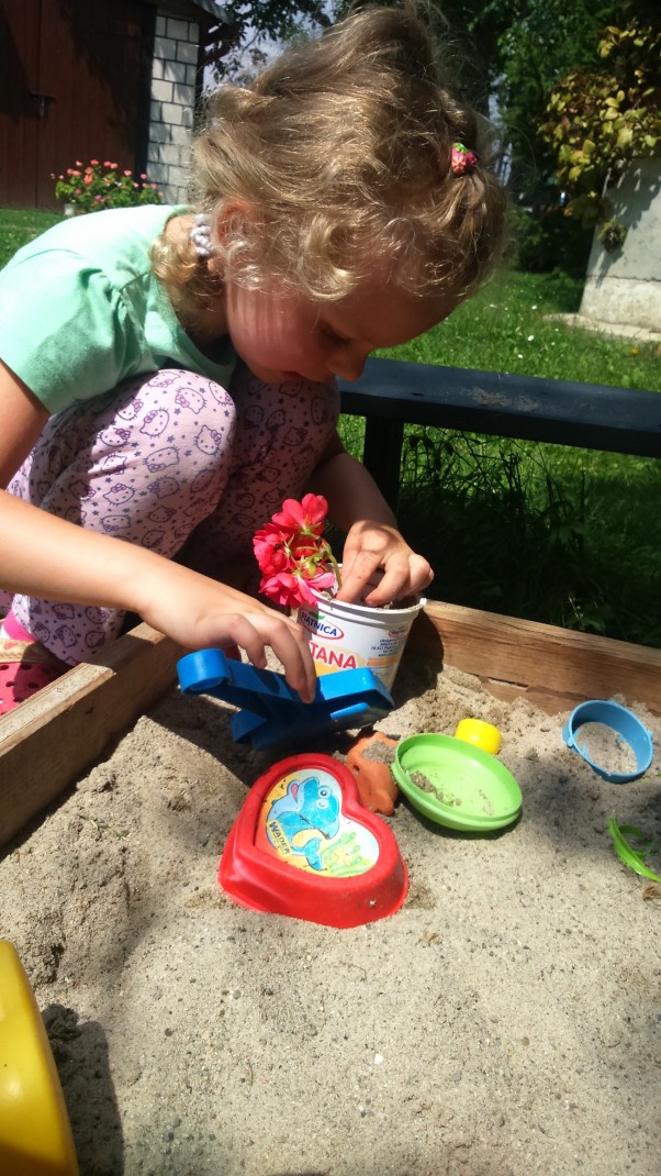 Zdjęcie zgłoszone na konkurs eBobas.pl Córeczka uwielbia bawic się w piasku codziennie cos nowego tworzy ostatnio wymysliła sadzenie kwiatuszków;&#41;