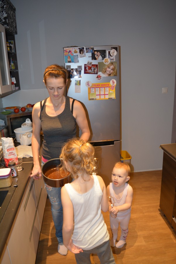 mama, Maja i Zosia Nie ma to jak fachowa pomoc. Ciasto było pycha !!!