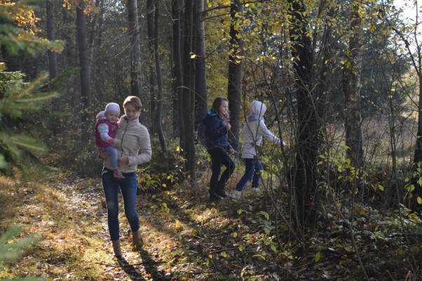 Zosia z mamą i siostrami :&#41; Rodzinny spacer po lesie :&#41;