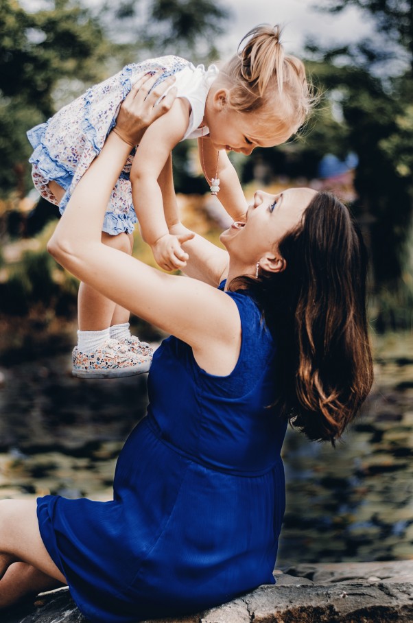 Zabawy z Mamą Ciężarna Mama dla córki zrobi wszystko.