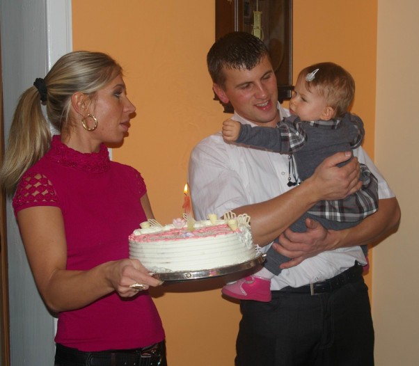 Zdjęcie zgłoszone na konkurs eBobas.pl Roczek Sandruni, młodszej o rok kuzynki mojego synka;&#41;. Sandruniu przyjmij od Nas Najpięknijsze życzenia, żebys zawsze była tak pogodna i radosna jak wówczas:&#41;