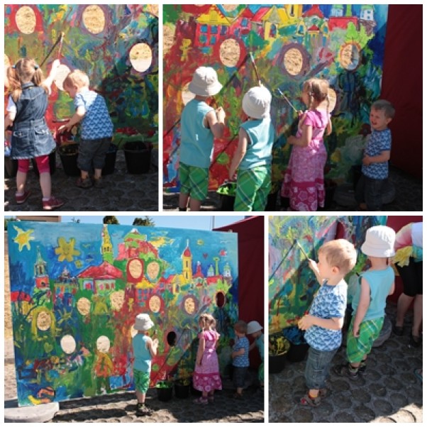 Zdjęcie zgłoszone na konkurs eBobas.pl Ręką dziecka malowane:&#41;. Na zdjęciu mój 2,5 letni synek WIktorek z grupką dzieci:&#41; podczas Warsztatów Małych Artystów:&#41;. Synuś się świetnie bawił i mam nadzieję, ze w tym roku znów bedziemy mogli uczestniczyc:&#41;