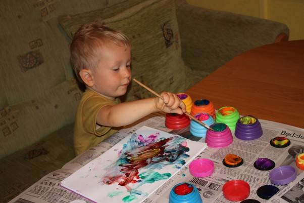 Zdjęcie zgłoszone na konkurs eBobas.pl 2 letni synek maluje jedno ze swoich pierwszych dzieł:&#41;, bardzo zaangazowany i zaabsorbowany oraz skupiony tworzy....:&#41;Mały Picasso?