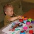 2 letni synek maluje jedno ze swoich pierwszych dzieł:&#41;, bardzo zaangazowany i zaabsorbowany oraz skupiony tworzy....:&#41;Mały Picasso?