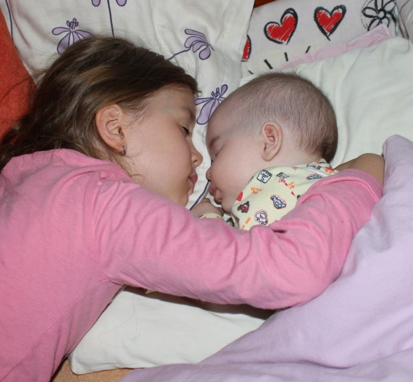 Zdjęcie zgłoszone na konkurs eBobas.pl Moje śpiące dwie córeczki.