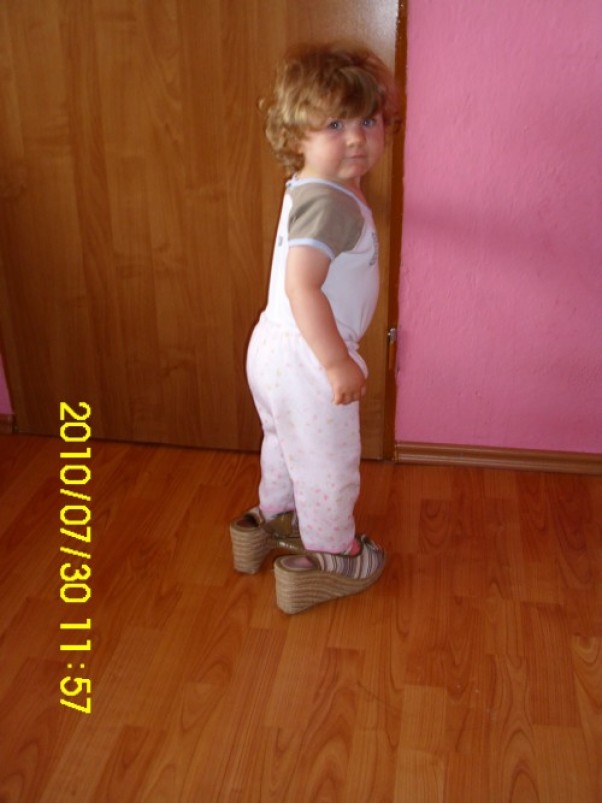 Zdjęcie zgłoszone na konkurs eBobas.pl Przymierze mamy buty :&#41; A CO :D