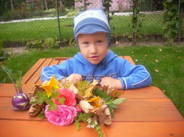 Zdjęcie zgłoszone na konkurs eBobas.pl bukiecik ułożony z różyczki,pietruszki,bazyli,jesiennych kwiatków kabaczka i kalarepki ozdobiony kolorowymi listeczkami jesieni&#45;od Szymka dla mamy