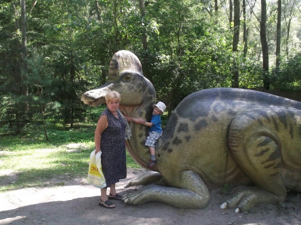 Zdjęcie zgłoszone na konkurs eBobas.pl Babcia,Szymon i szaleństwa w parku DINOZAURÓW