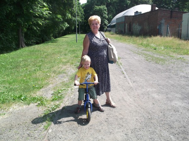 Zdjęcie zgłoszone na konkurs eBobas.pl Male szaleństwa na rowerku biegowym pod okiem babci.