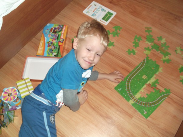 gdy gorączka mija... Szymek uwielbia układać puzle,może to robić całymi godzinami.