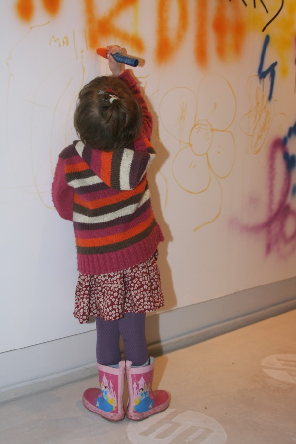Mała&#45;wielka sztuka Zdjęcie przedstawia dziecko, które próbuje swych sił ze sztuką wielkoformatową. 