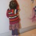 Zdjęcie przedstawia dziecko, które próbuje swych sił ze sztuką wielkoformatową. 