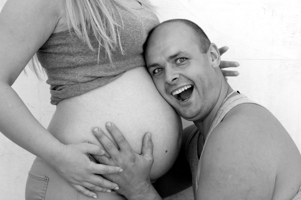 Zwariowani rodzice oczekujący na Julkę &lt;3 Piękny niedzielny poranek w 37/38 tyg. ciąży\nszalona ja, wpadłam na pomysł aby zadzwonić do zaprzyjaźnionej fotograf i spełniłam swoją ciążową nietypową zachciankę.. :D\n&lt;3 Efekt naszego szaleństwa załączamy do konkursu :&#41;