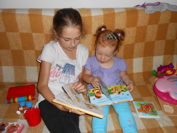 Zdjęcie zgłoszone na konkurs eBobas.pl Nie ma to jak dobry przykład starszej koleżanki. Paulinka uczy się od niej wszystkiego,ale najprzyjemniejsze w pochmurne dni jest czytanie, oglądanie, rysowanie :&#41;